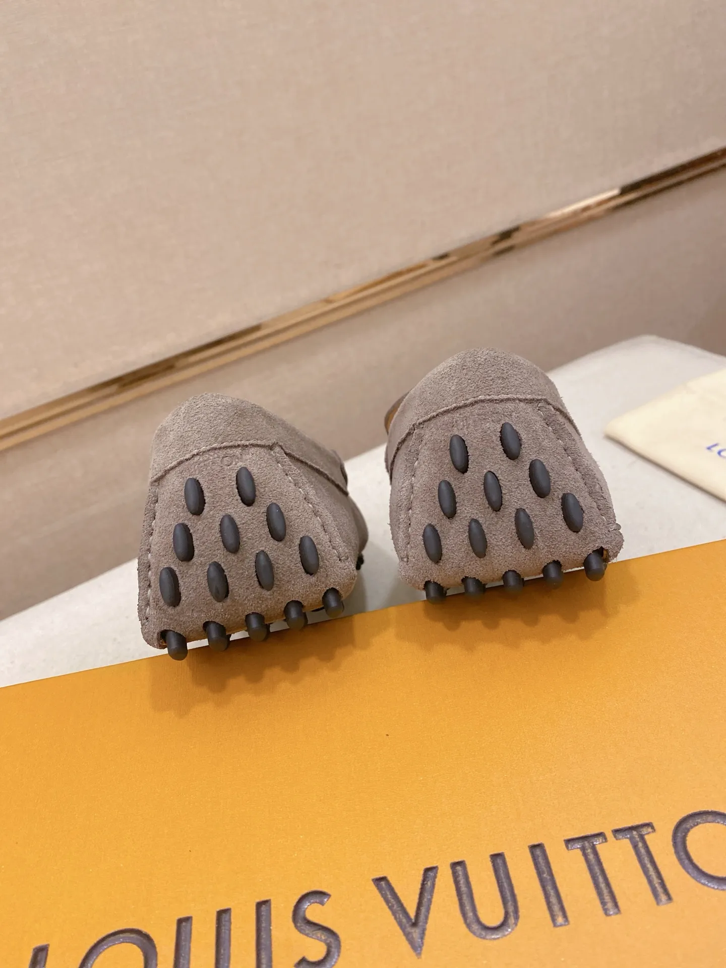 Factory price: 500💰High-end quality! LV 🆕🆕Exclusive hot-selling products in stock🔥🔥New products on the shelves, high-quality Ferragamo men's pea shoes, high-end casual driving shoes, with complete packaging! 💪 💪 Material: Imported suede cowhide 🐂 + Imported high-quality buffalo leather lining + wear-resistant outsole 👍🏻👍🏻 Features: High-end and comfortable, purely handmade 🚀 🚀 Create the perfect shoes that suit you best 🔥 🔥 Size: (38-44) 45 standard size can be customized!